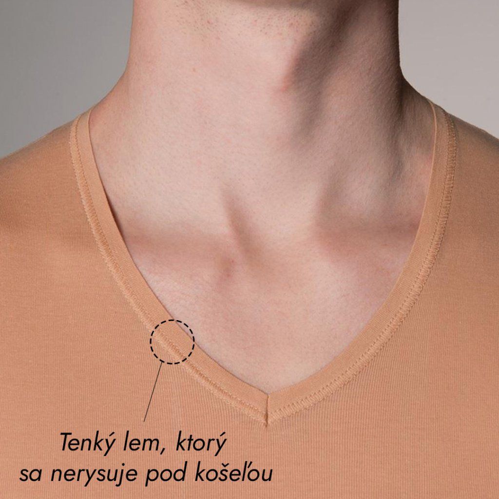Detail plochého V-výstrihu neviditeľného trička pod košeľu