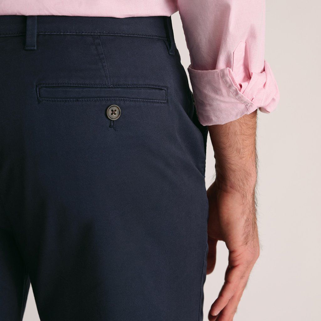Námorníckomodré chino nohavice Brook Taverner Leo Navy – detail strihu a tkaniny