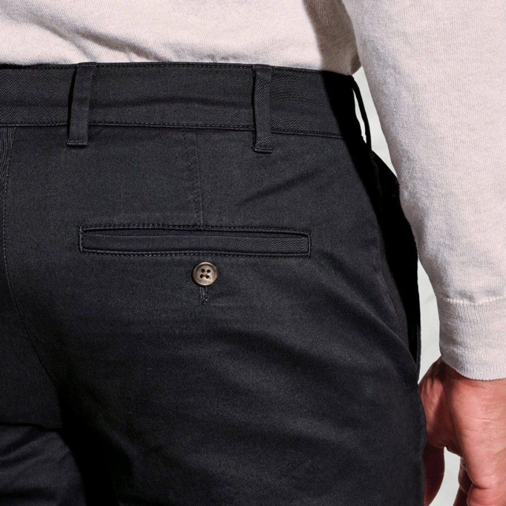 Čierne chino nohavice Brook Taverner Leo – detail strihu a tkaniny