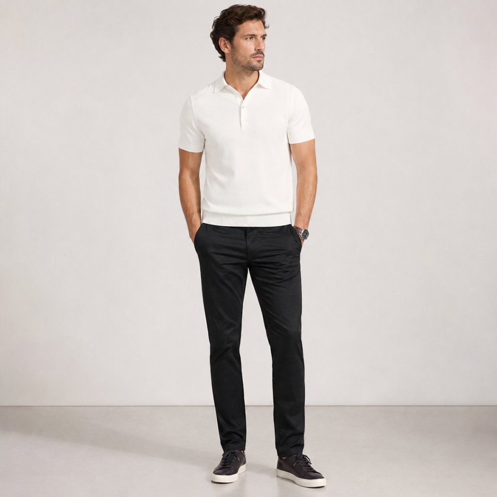 Styling čiernych chino nohavíc Brook Taverner Leo s bielou košeľou