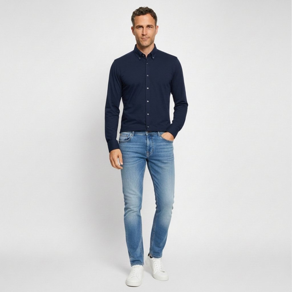 Styling pánskej navy košele OLYMP Luxor v outfite s džínsom a hnedou kožou