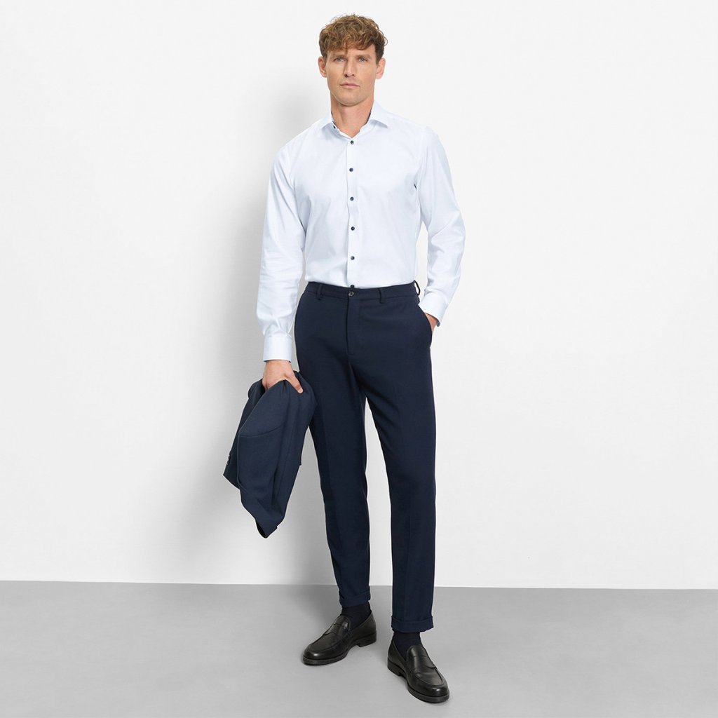 Styling bielej košele OLYMP Level Five k tmavým chinos a hnedým doplnkom