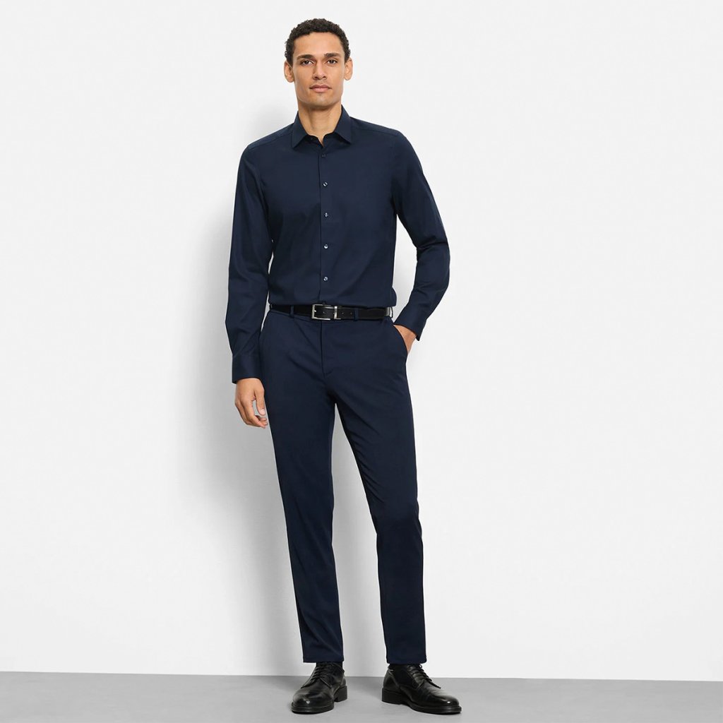 Styling tmavomodrej košele OLYMP Level Five k džínsom a saku v biznis outfite