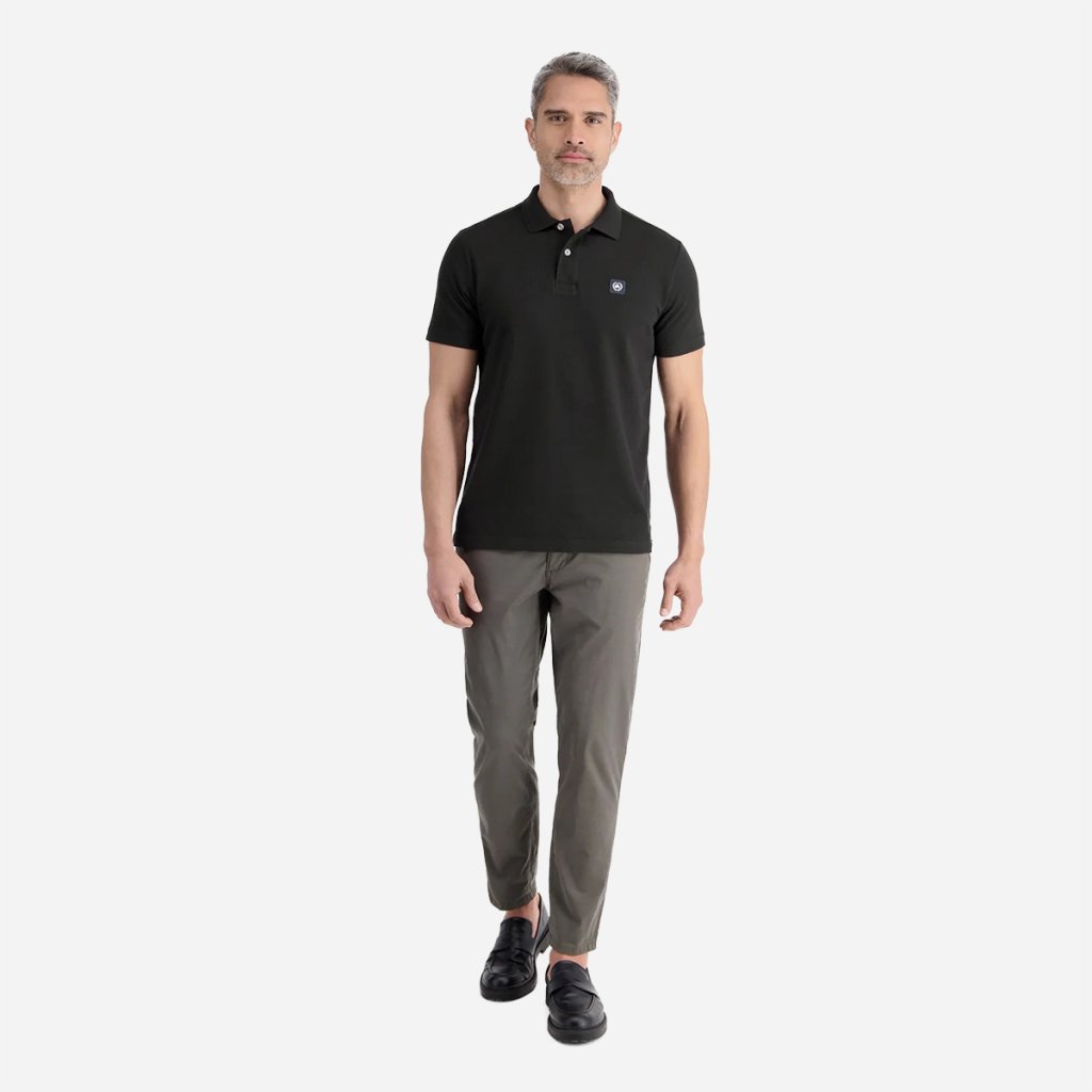 Styling čiernej polokošele LERROS s tmavými nohavicami a mokasínami