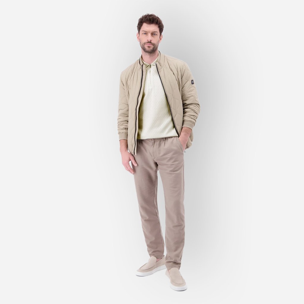 Styling bielej polokošele LERROS s béžovými nohavicami