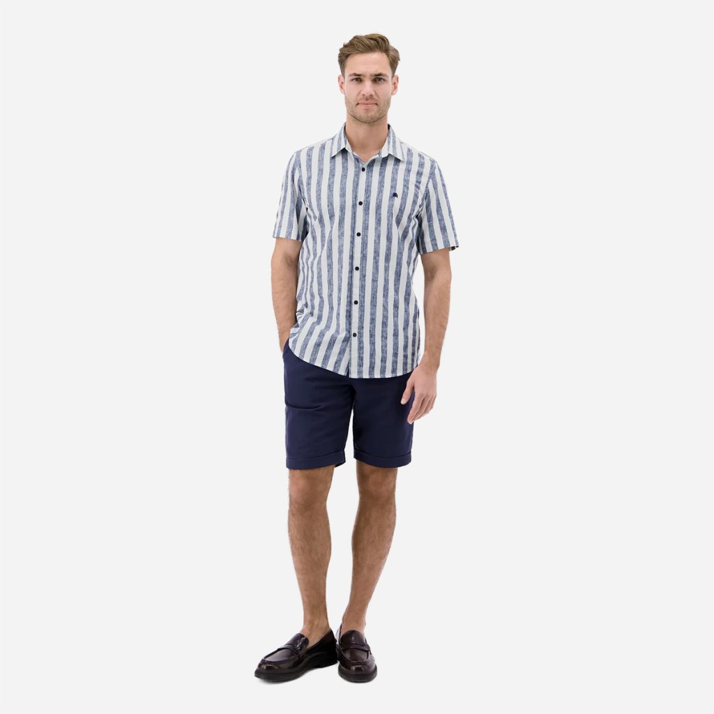 Styling mentolovej košele LERROS s tmavomodrými nohavicami