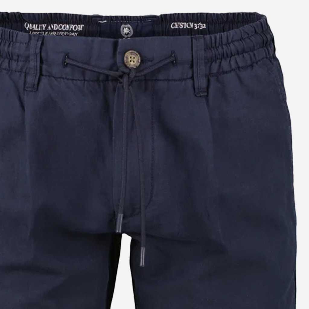 Detail tmavomodrých pánskych chinos nohavíc LERROS