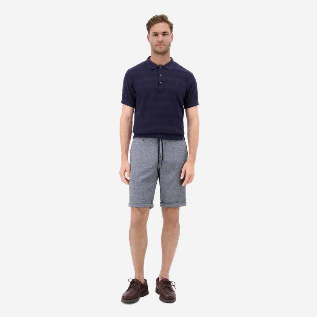 Styling tmavomodrých šortiek LERROS s tričkom