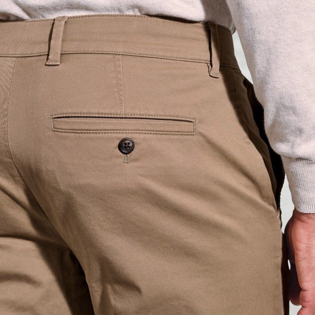 Béžové chino nohavice Brook Taverner Leo – detail strihu a tkaniny