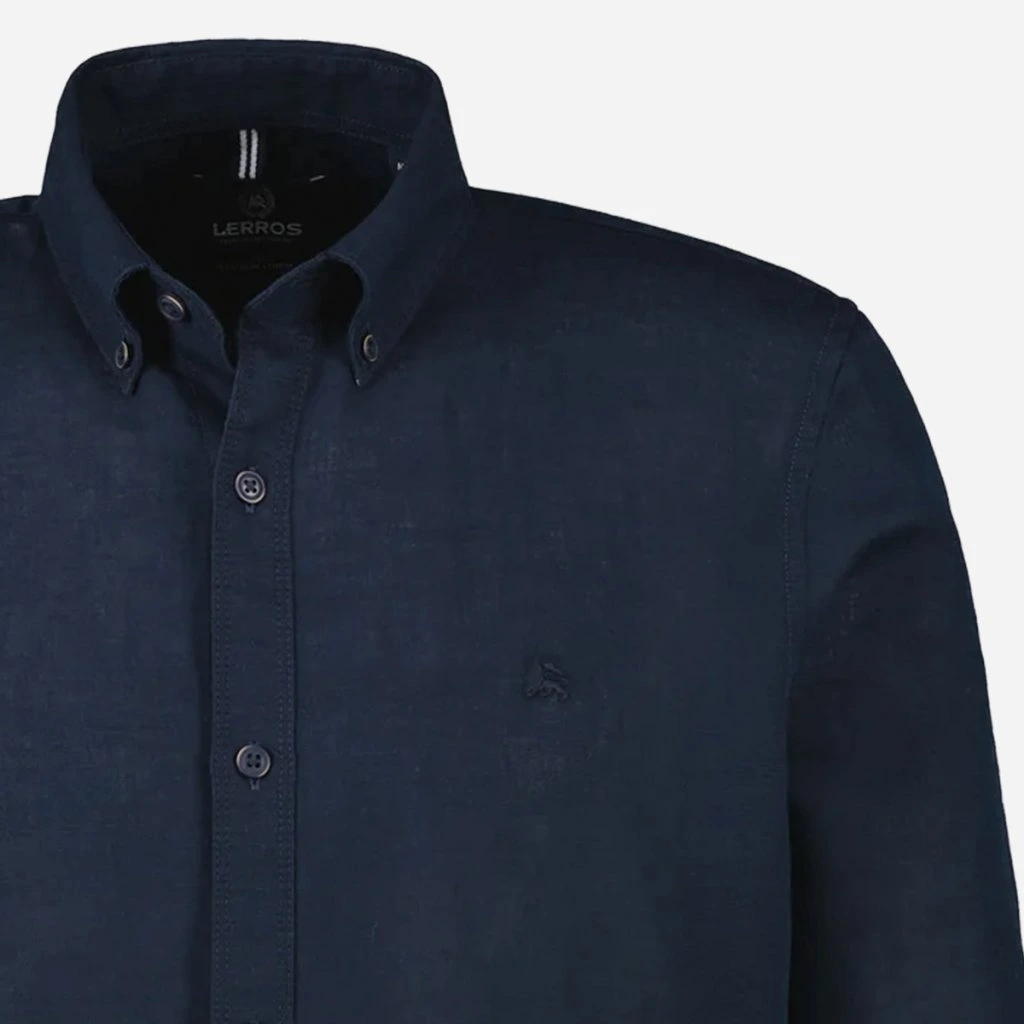 Detail tmavomodrej košele LERROS zo zmesi bavlny a ľanu