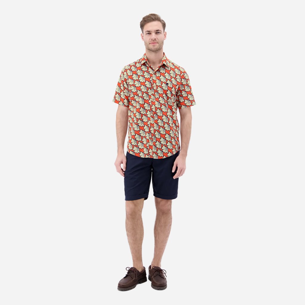 Styling kvetinovej košele LERROS s tmavomodrými šortkami