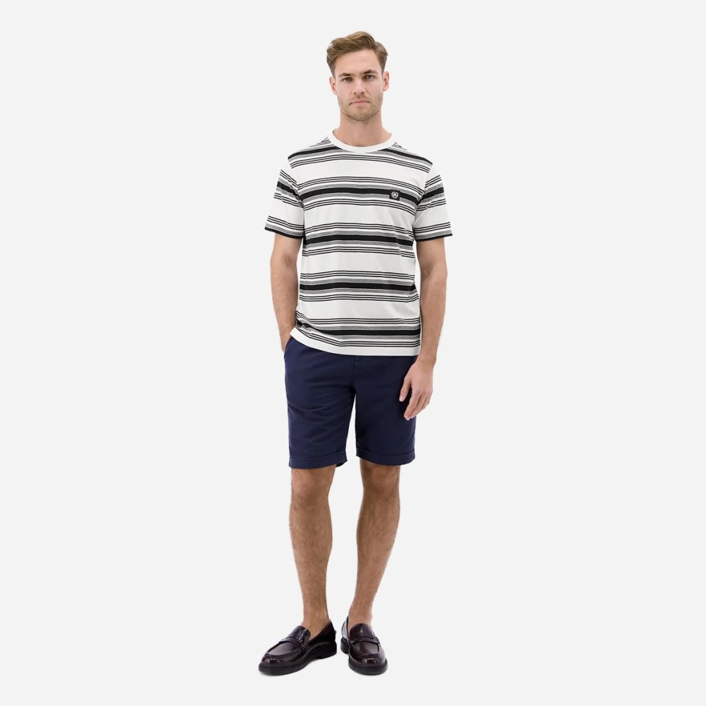 Styling pruhovaného trička LERROS s tmavomodrými kraťasmi