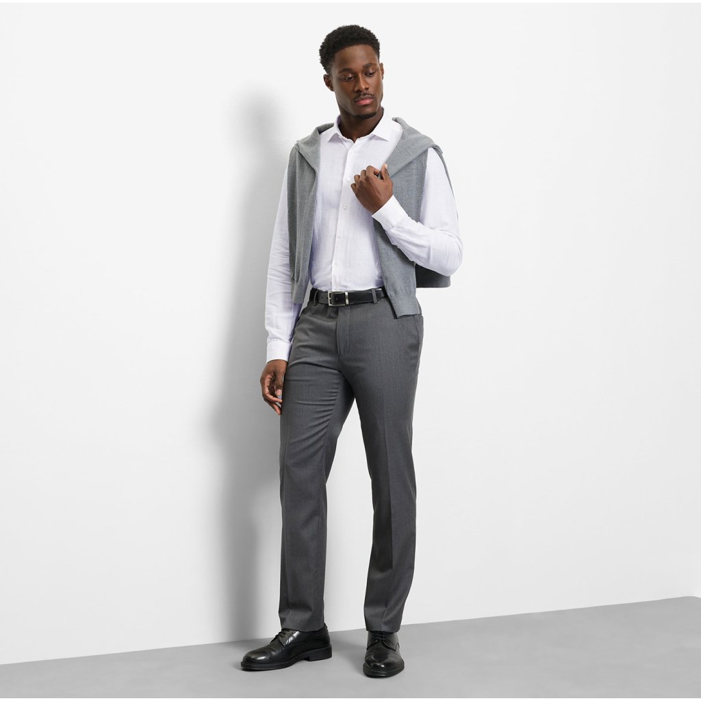 Styling bielej košele OLYMP Level Five k letným nohaviciam