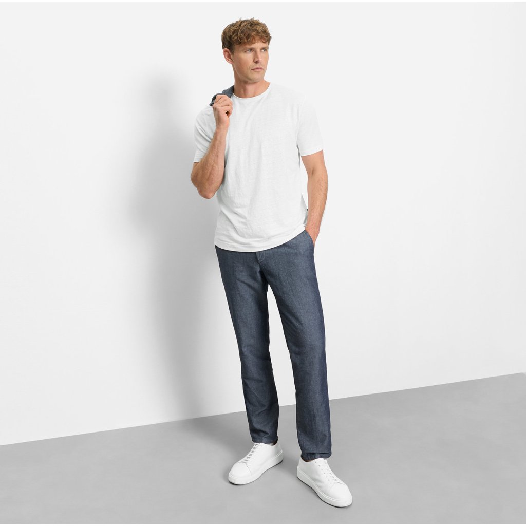 Styling bieleho trička OLYMP so sivými bermudami a bielymi teniskami