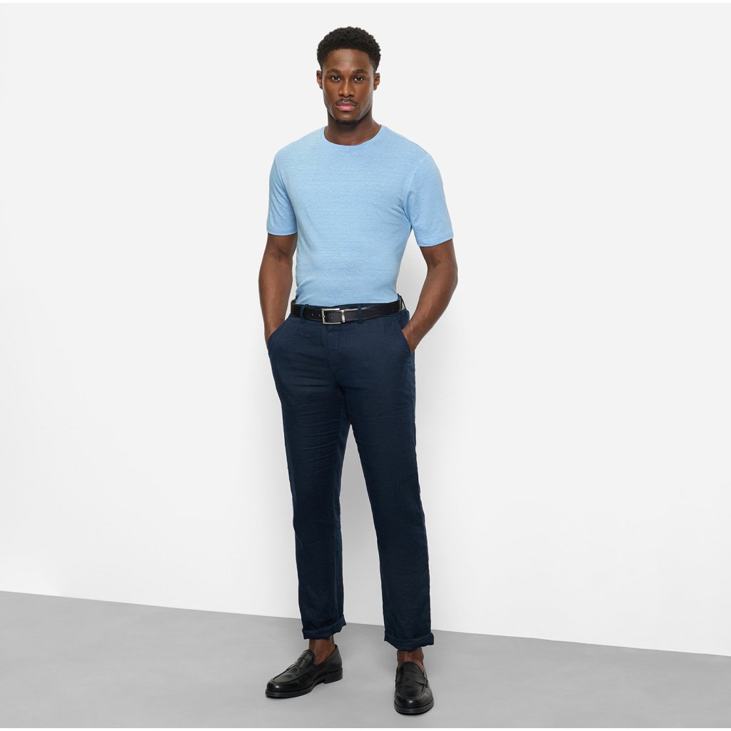 Styling svetlomodrého trička OLYMP so sivými bermudami a bielymi teniskami