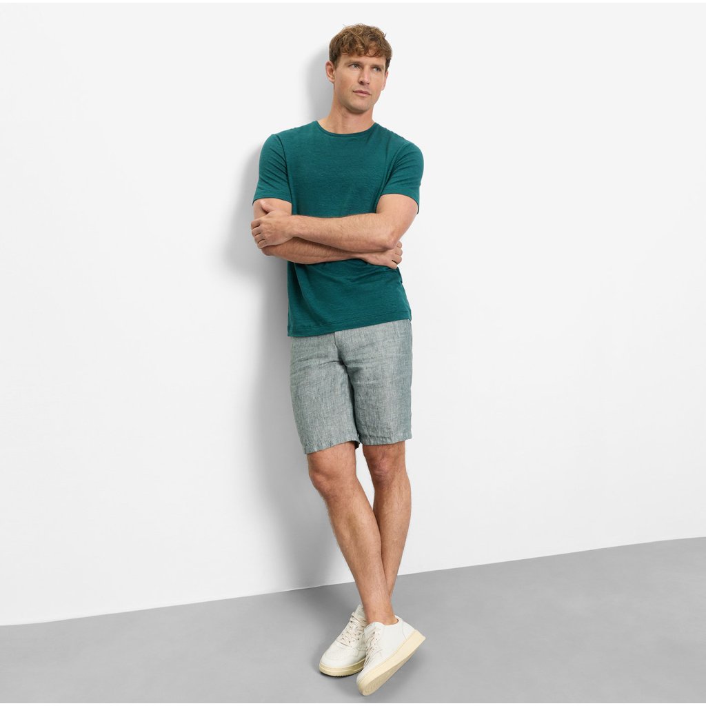 Styling tyrkysovo-zeleného trička OLYMP so sivými bermudami a bielymi teniskami