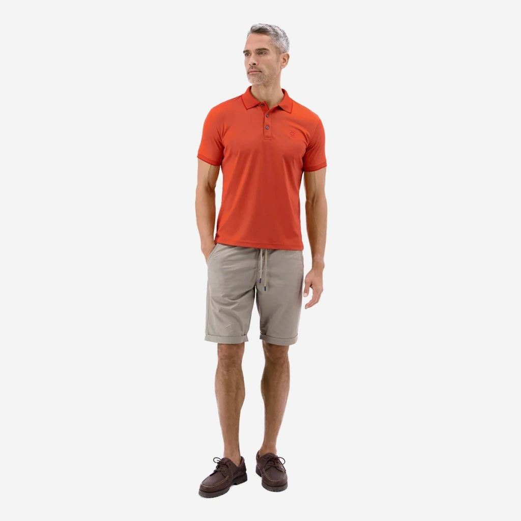 Styling červenej polokošele LERROS s tmavomodrými nohavicami