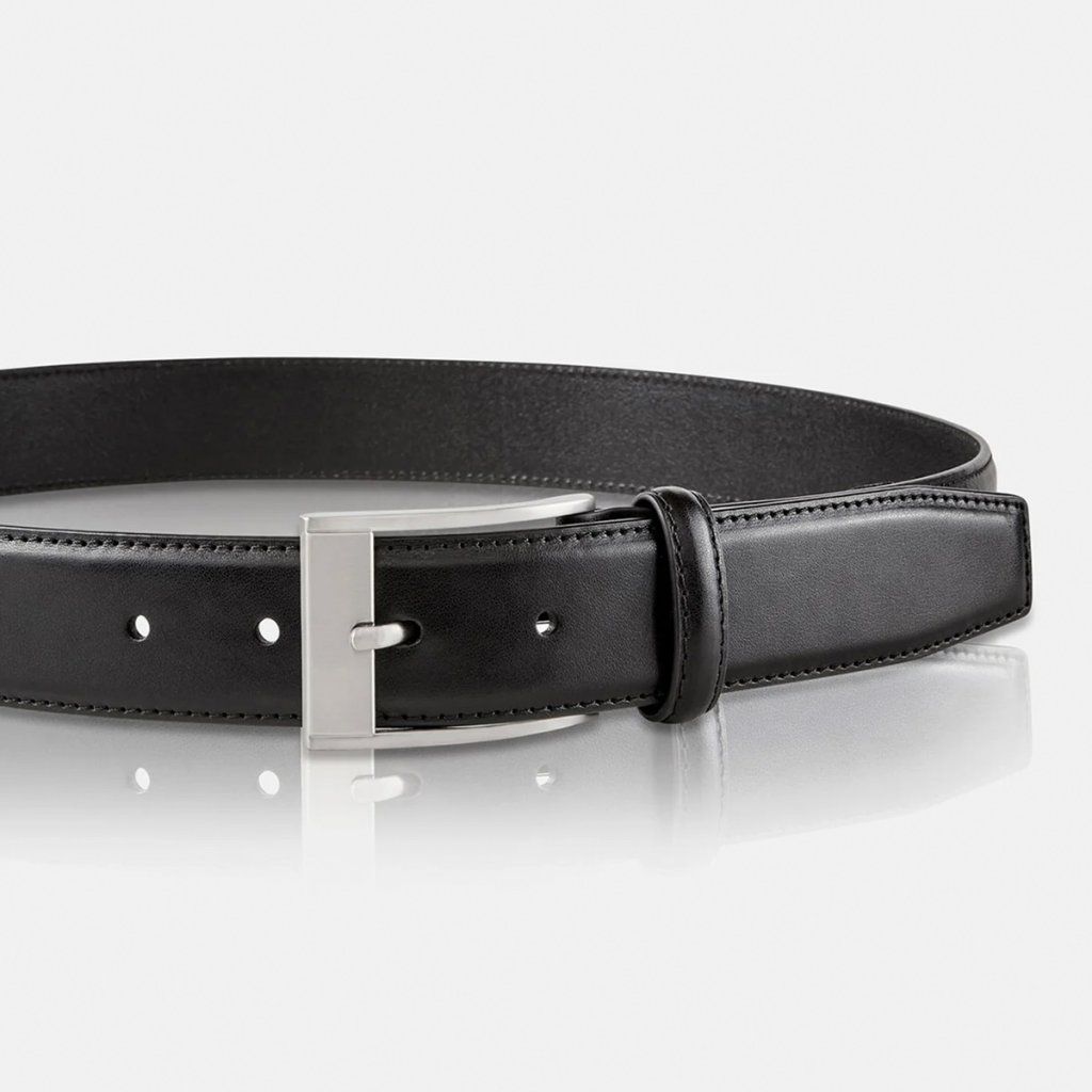 Detail pánskeho koženého opasku LERROS