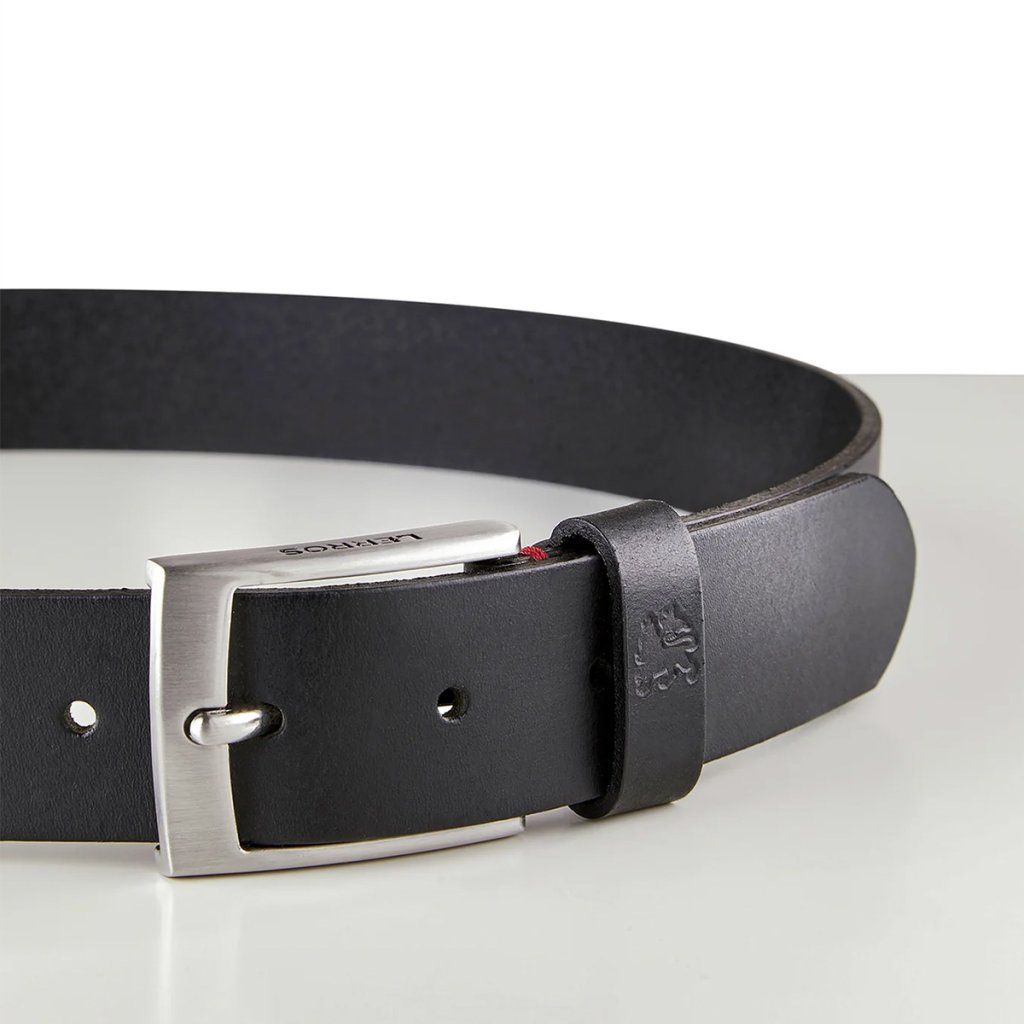 Detail pracky a pútka s logom leva LERROS na čiernom opasku BUD