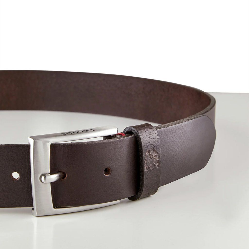 Detail pracky a pútka s logom leva LERROS na tmavohnedom opasku BUD