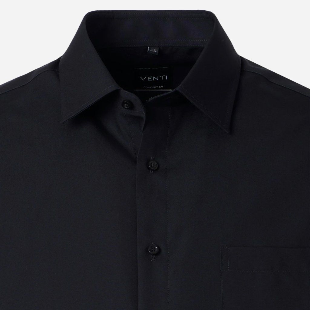 Detail čiernej pánskej košele VENTI vo veľkej veľkosti s Kent golierom