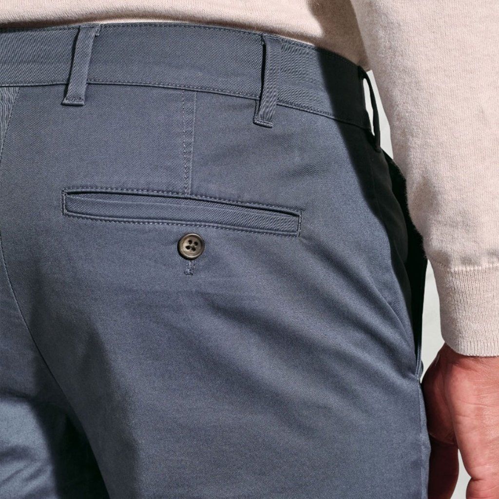 Oceľovomodré chino nohavice Brook Taverner Leo Air Force – detail zadného vrecka