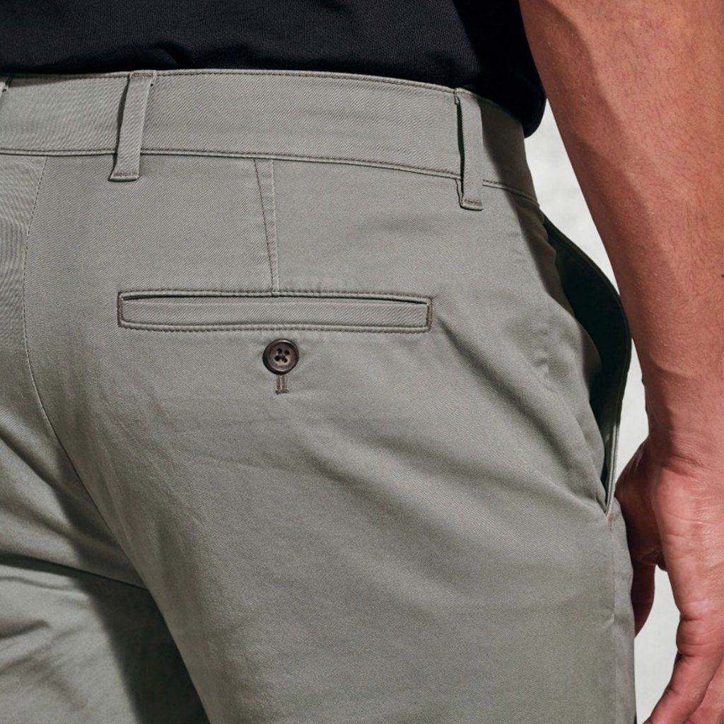Olivovo zelené chino nohavice Brook Taverner Leo – detail strihu a tkaniny