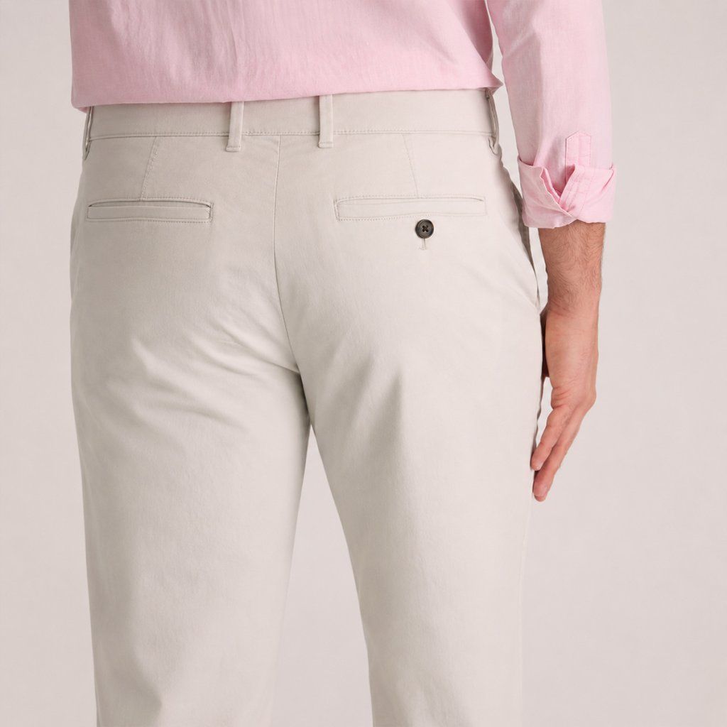 Krémové chino nohavice Brook Taverner Leo Stone – detail strihu a tkaniny