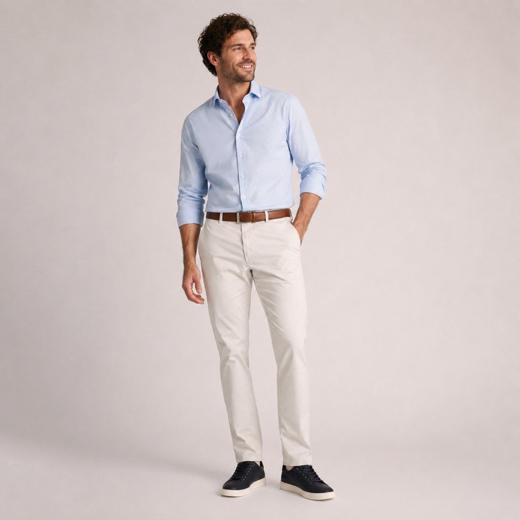 Styling krémových chino nohavíc Brook Taverner Leo Stone s modrou košeľou