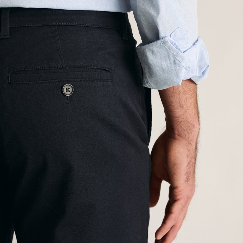 Tmavomodré chino nohavice Brook Taverner Leo Midnight – detail strihu