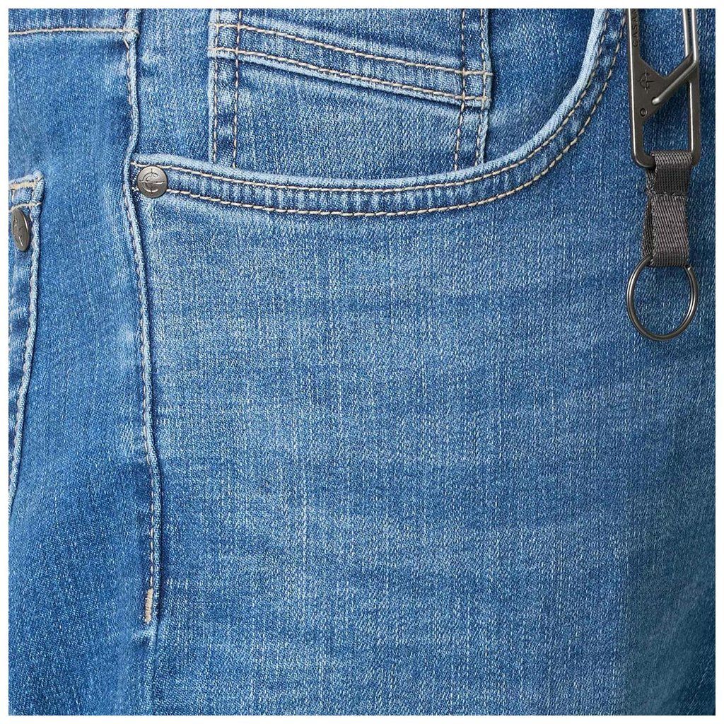 Detail svetlomodrých džínsov CASAMODA STEVE – vrecká a tkanina