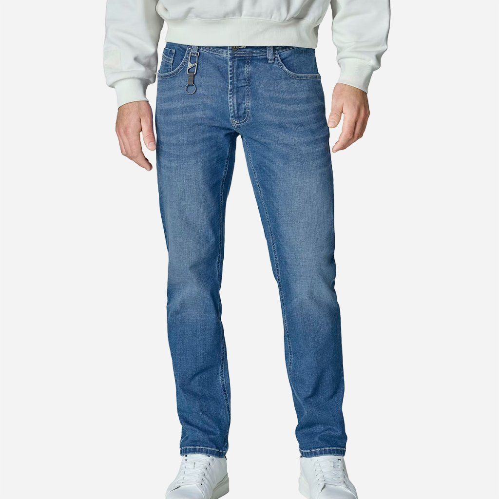 Styling svetlomodrých džínsov CASAMODA STEVE s košeľou