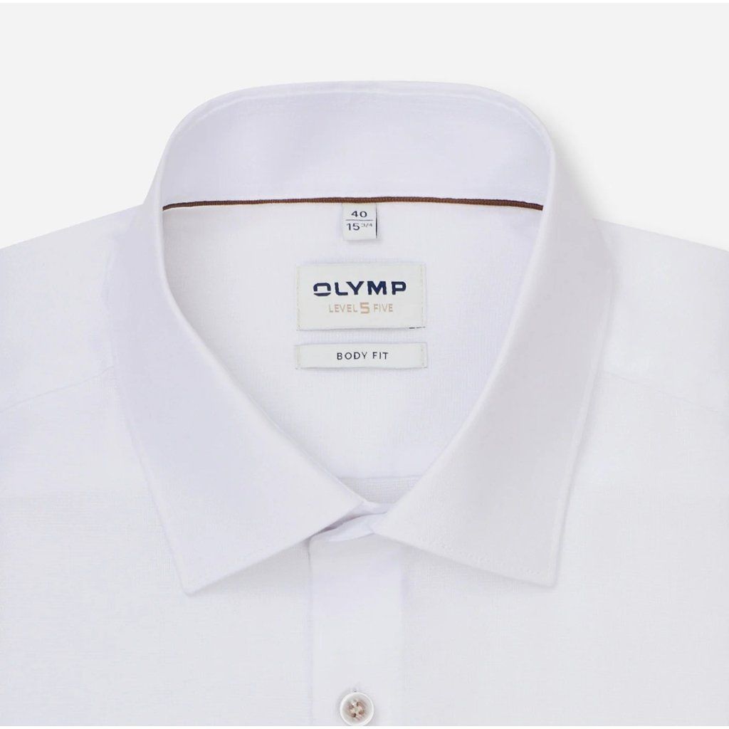 Detail bielej košele OLYMP Level Five Body Fit – talianske gombíky a Kent golier