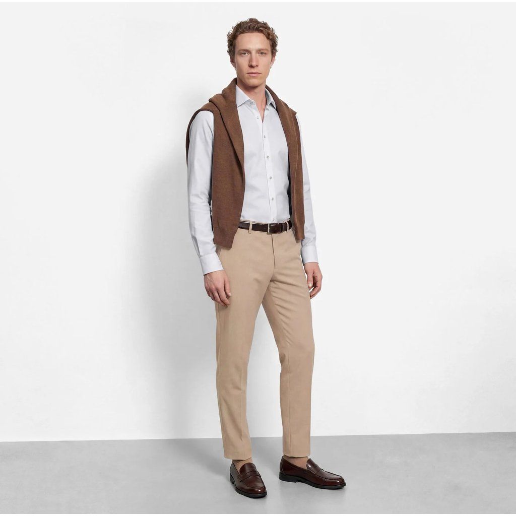 Styling bielej košele OLYMP Level Five Body Fit s tmavomodrým oblekovým nohavicami