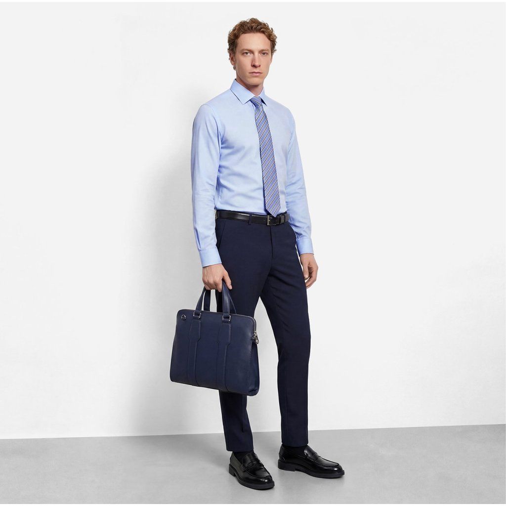 Styling svetlomodrej košele OLYMP Level Five Body Fit so sivými nohavicami