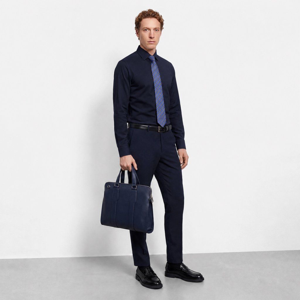 Styling tmavomodrej košele OLYMP Level Five Body Fit so sivým oblekovým nohavicami