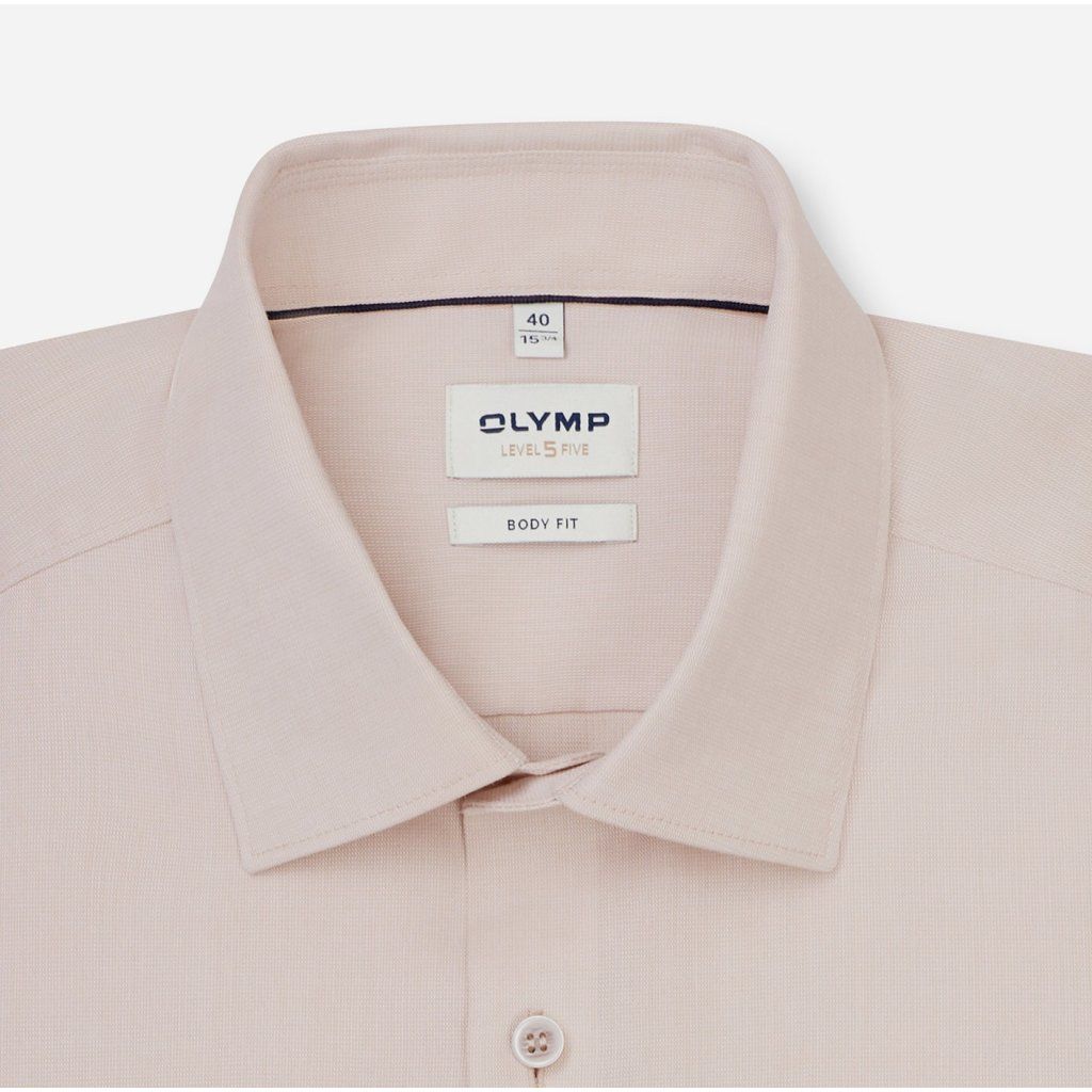 Detail béžovej košele OLYMP Level Five Body Fit – talianske gombíky a Kent golier