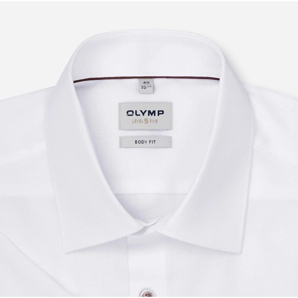 Detail bielej košele OLYMP Level Five Body Fit s krátkym rukávom a Kent golierom
