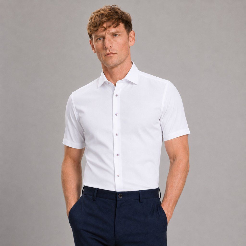 Styling bielej košele OLYMP Level Five Body Fit krátky rukáv s chinovými nohavicami
