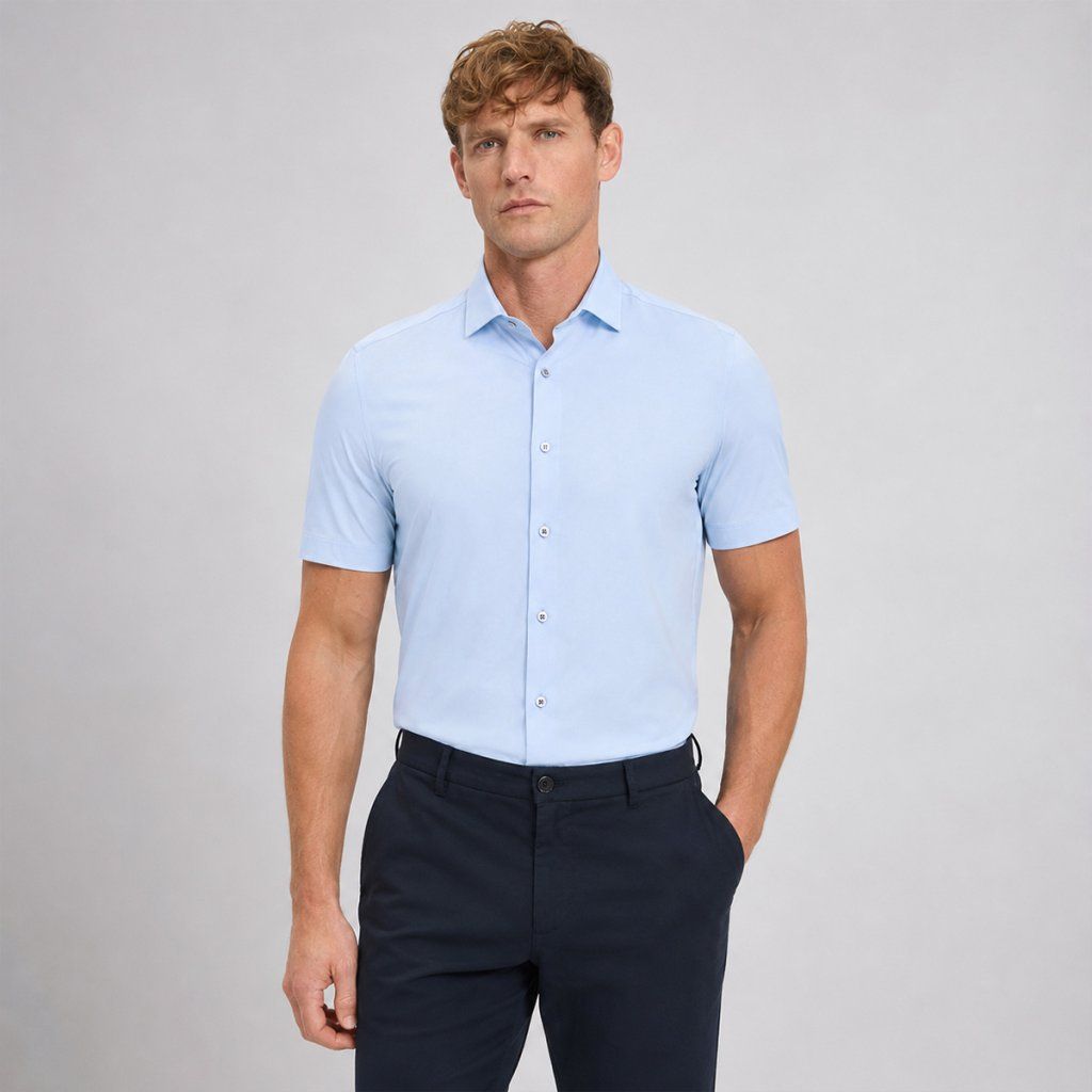 Styling svetlomodrej košele OLYMP Level Five Body Fit krátky rukáv s béžovými nohavicami