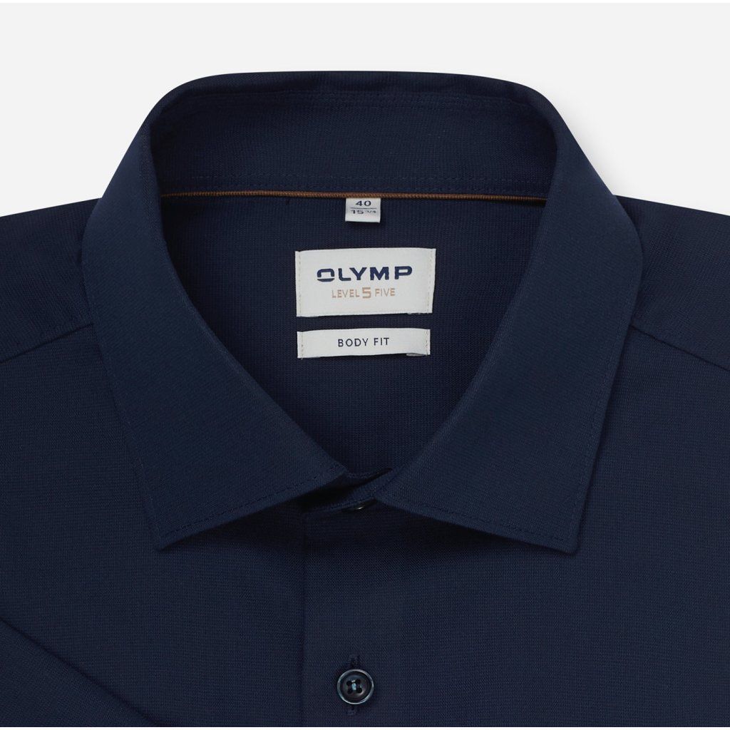 Detail tmavomodrej košele OLYMP Level Five Body Fit s krátkym rukávom a Kent golierom