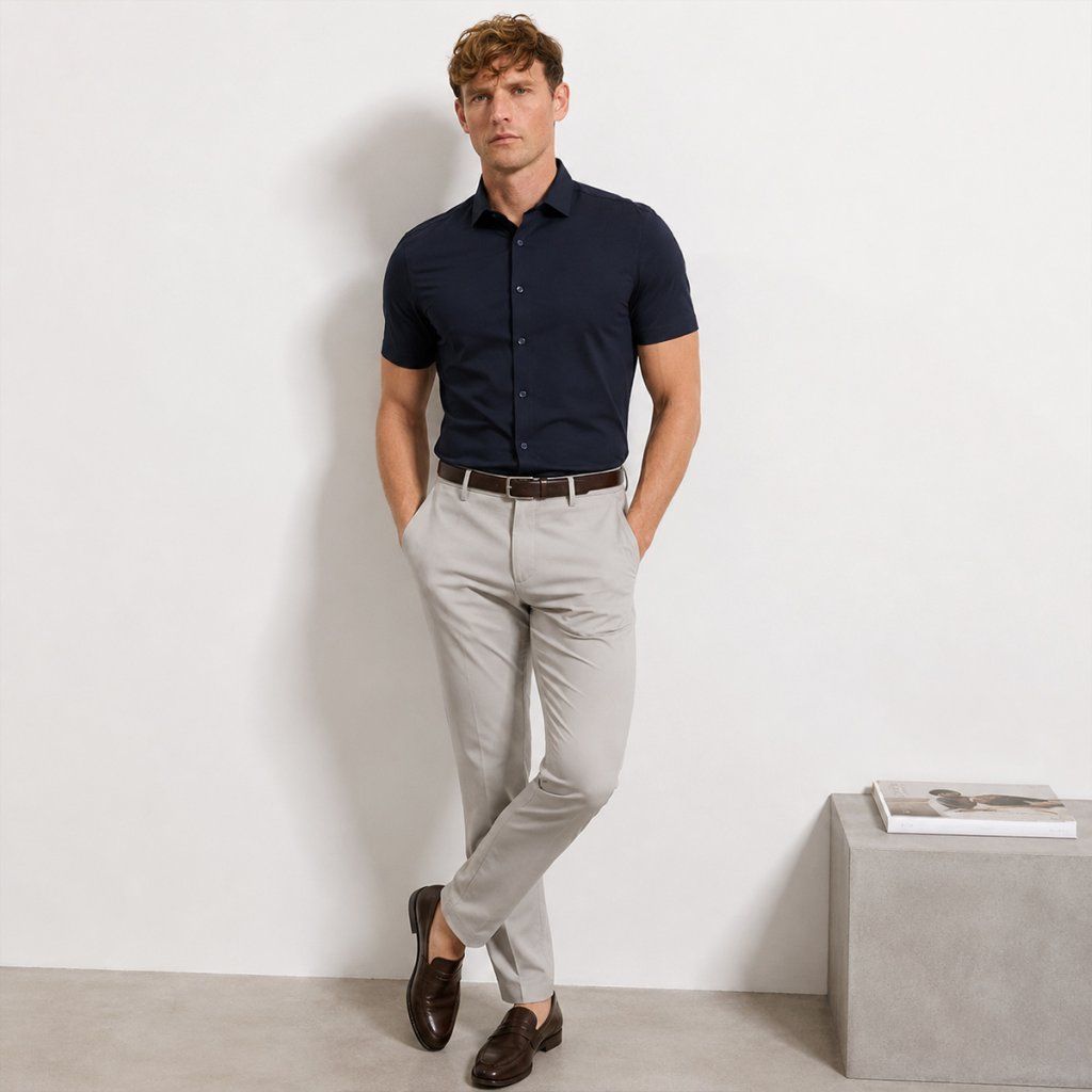 Styling tmavomodrej košele OLYMP Level Five Body Fit krátky rukáv s béžovými nohavicami