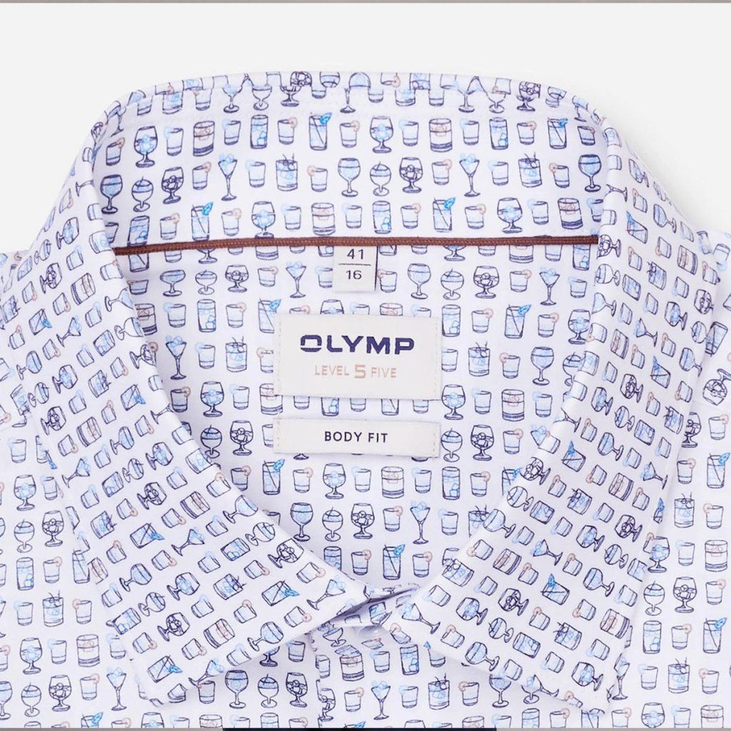 Detail košele OLYMP Level Five Body Fit s cocktail printom – poháriky na bielom twille