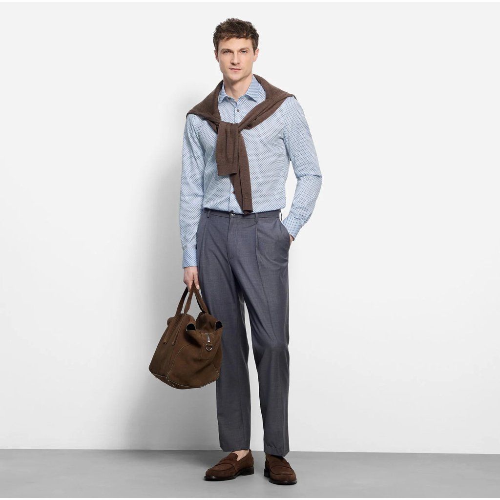 Styling modrej košele OLYMP Level Five Body Fit s geometrickým printom a béžovými nohavicami