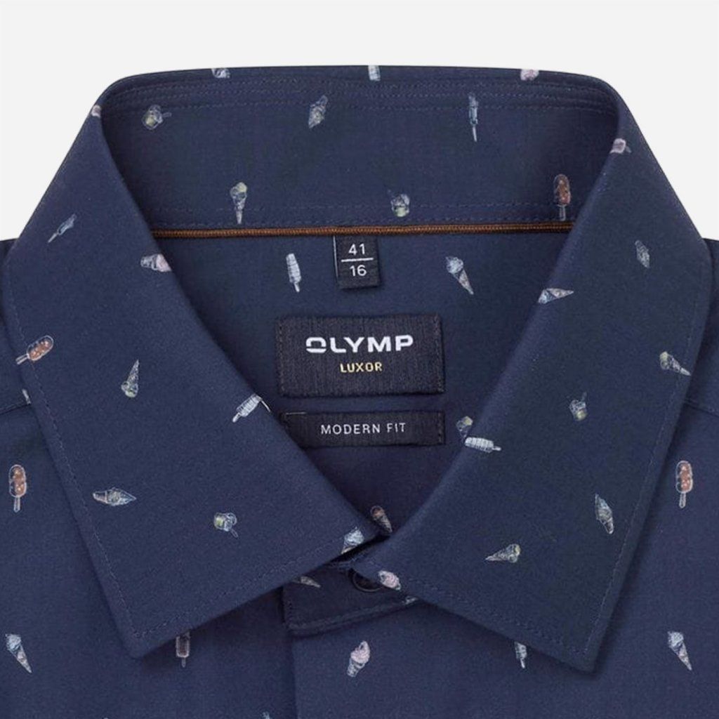 Detail modrej košele OLYMP Luxor Modern Fit so zmrzlinovým micro-printom a New Kent golierom