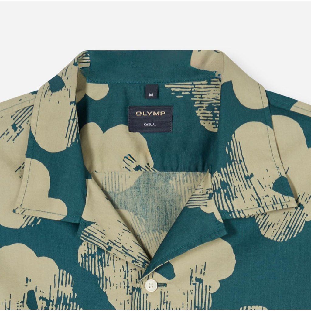 Detail olivovej košele OLYMP Casual s kvetovým printom a camp collarom