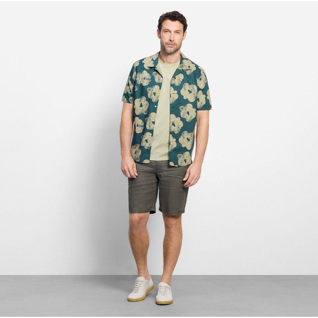 Styling olivovej košele OLYMP Casual s kvetovým printom a béžovými bermudami