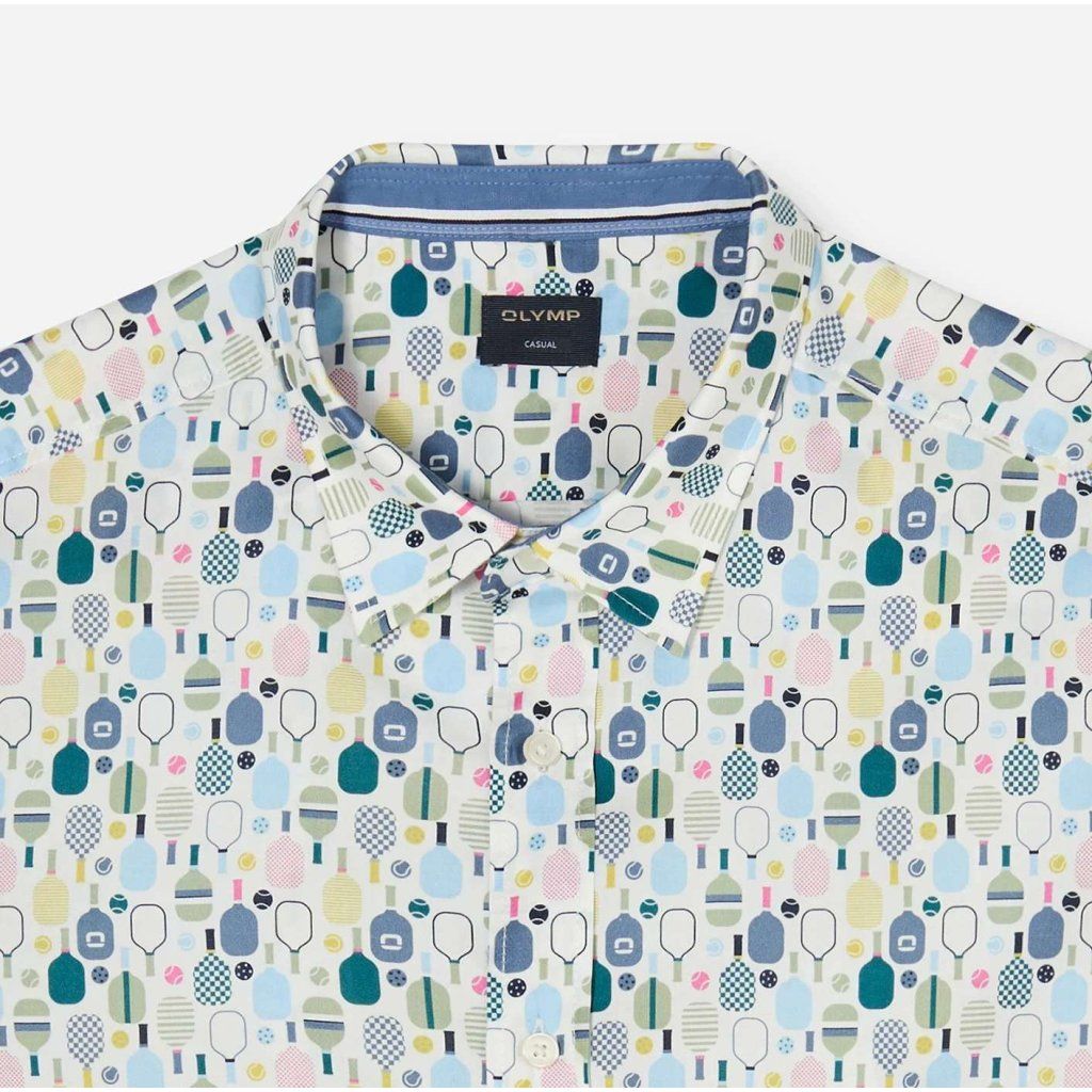 Detail bielej košele OLYMP Casual s pestrofarebným padel printom – rakety v odtieňoch teal a ružovej