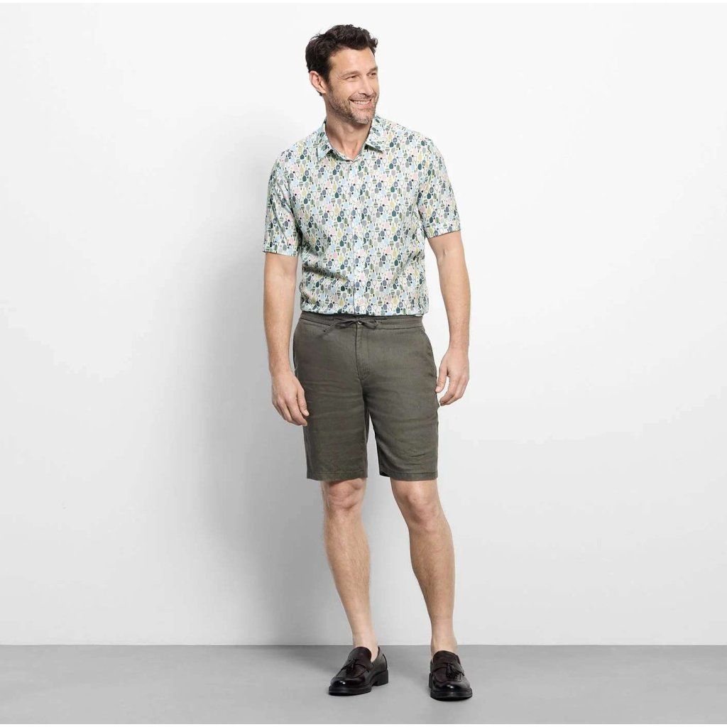 Styling bielej košele OLYMP Casual padel print s béžovými bermudami a bielymi teniskami
