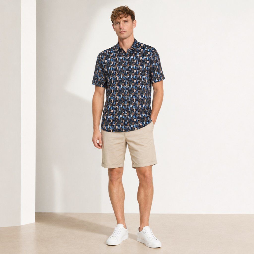 Styling tmavomodrej košele OLYMP Casual padel print s béžovými bermudami